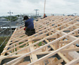 <span class='green'>【屋根基礎工事】</span><br />屋根の基礎となる垂木を施工。