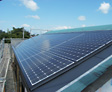 <span class='green'>【太陽光発電設置】</span><br />切妻屋根の南側ほぼ全面にパネル9枚が設置完了。