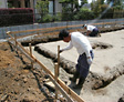 <span class='green'>【基礎工事（捨てコンクリート）】</span><br />捨てコンクリートは基礎工事の精度を高めるために必要な作業。