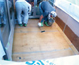 <span class='green'>【ベランダ工事】</span><br />グレーの防水剤を塗装。屋根はあっても防水処理は必須です。