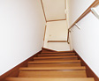 <span class='green'>【階段】</span><br />2階に続く階段。手摺があるので安心。階段の幅もメーターモジュールで広々！