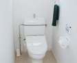 <span class='green'>【2階トイレ】</span><br />白で統一。水回りは清潔感が大切。